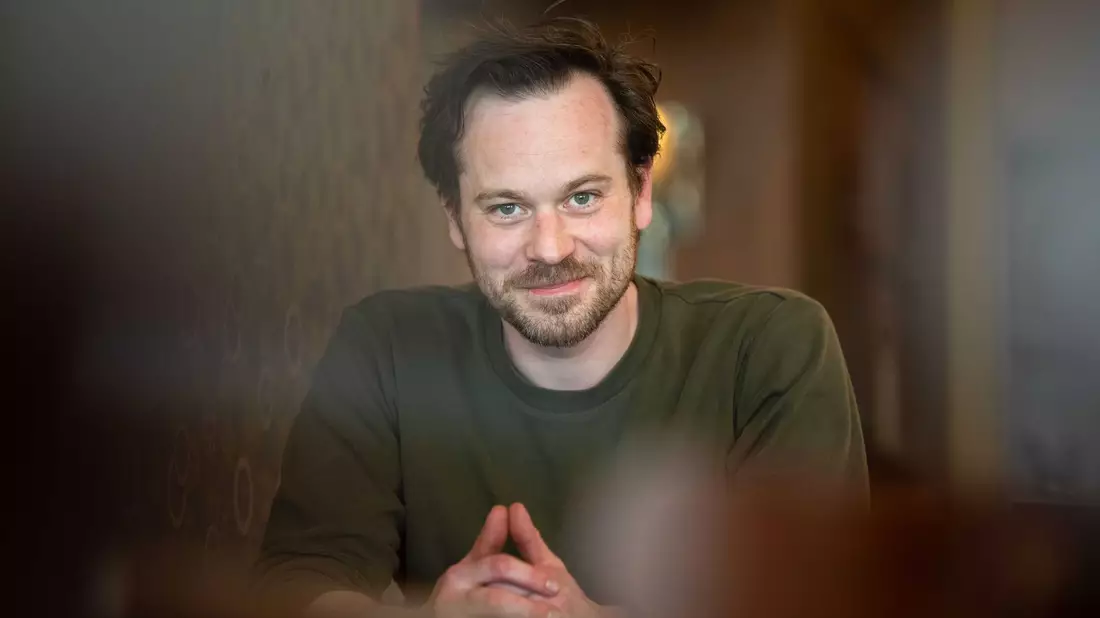 Schauspieler Florian Bartholomäi  sorgt sich um das Auskommen der Schauspielerinnen und Schauspieler in Berlin. - Bild: Monika Skolimowska/dpa