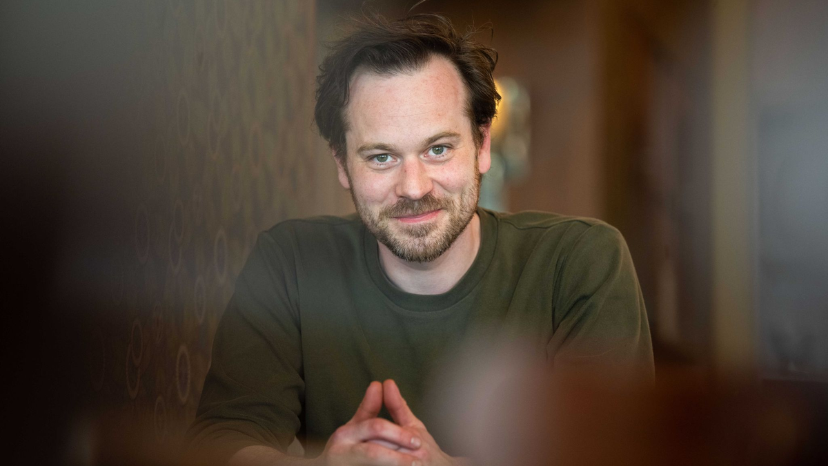 Schauspieler Florian Bartholomäi  sorgt sich um das Auskommen der Schauspielerinnen und Schauspieler in Berlin. - Foto: Monika Skolimowska/dpa