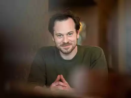 Schauspieler Florian Bartholomäi  sorgt sich um das Auskommen der Schauspielerinnen und Schauspieler in Berlin. - Foto: Monika Skolimowska/dpa