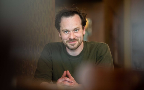 Schauspieler Florian Bartholomäi  sorgt sich um das Auskommen der Schauspielerinnen und Schauspieler in Berlin. - Foto: Monika Skolimowska/dpa