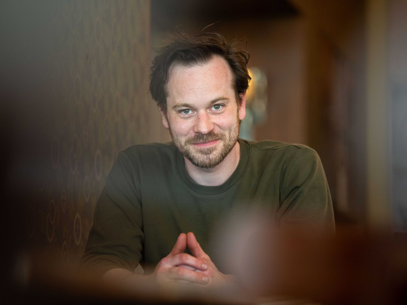 Schauspieler Florian BartholomÀi sorgt sich um das Auskommen der Schauspielerinnen und Schauspieler in Berlin. - Foto: Monika Skolimowska/dpa