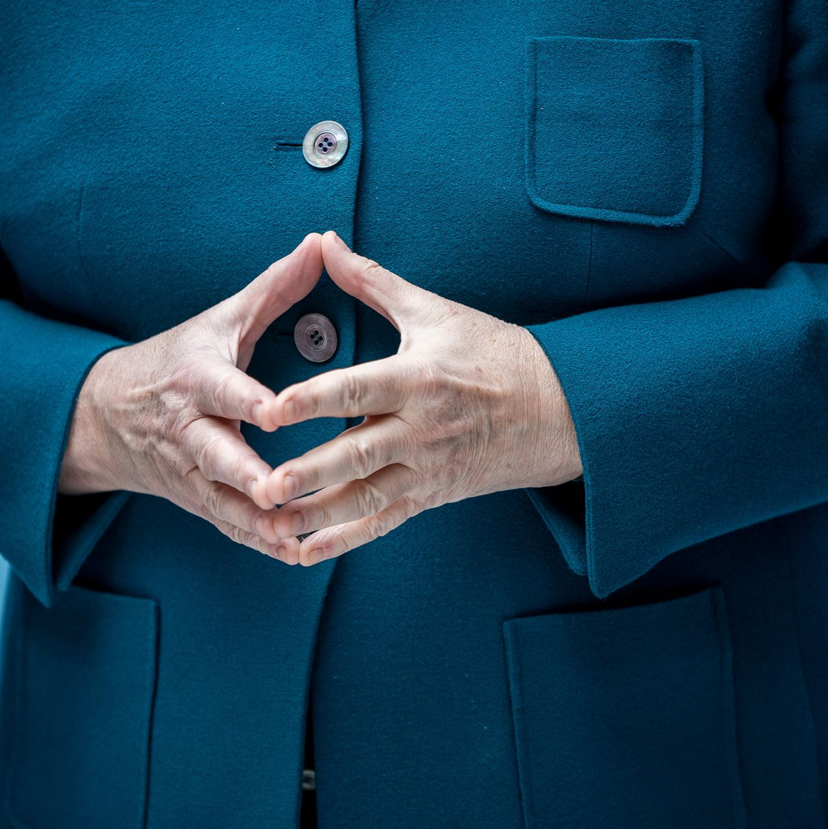 Zum Geburtstag der Ex-Kanzlerin - hier mit zur Raute gefalteten Händen - dürften Glückwünsche aus der ganzen Welt kommen. (Archivbild) - Foto: Michael Kappeler/dpa