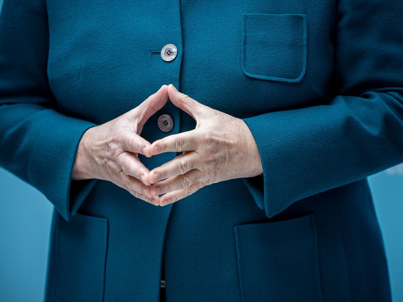 Zum Geburtstag der Ex-Kanzlerin - hier mit zur Raute gefalteten Händen - dürften Glückwünsche aus der ganzen Welt kommen. (Archivbild) - Foto: Michael Kappeler/dpa