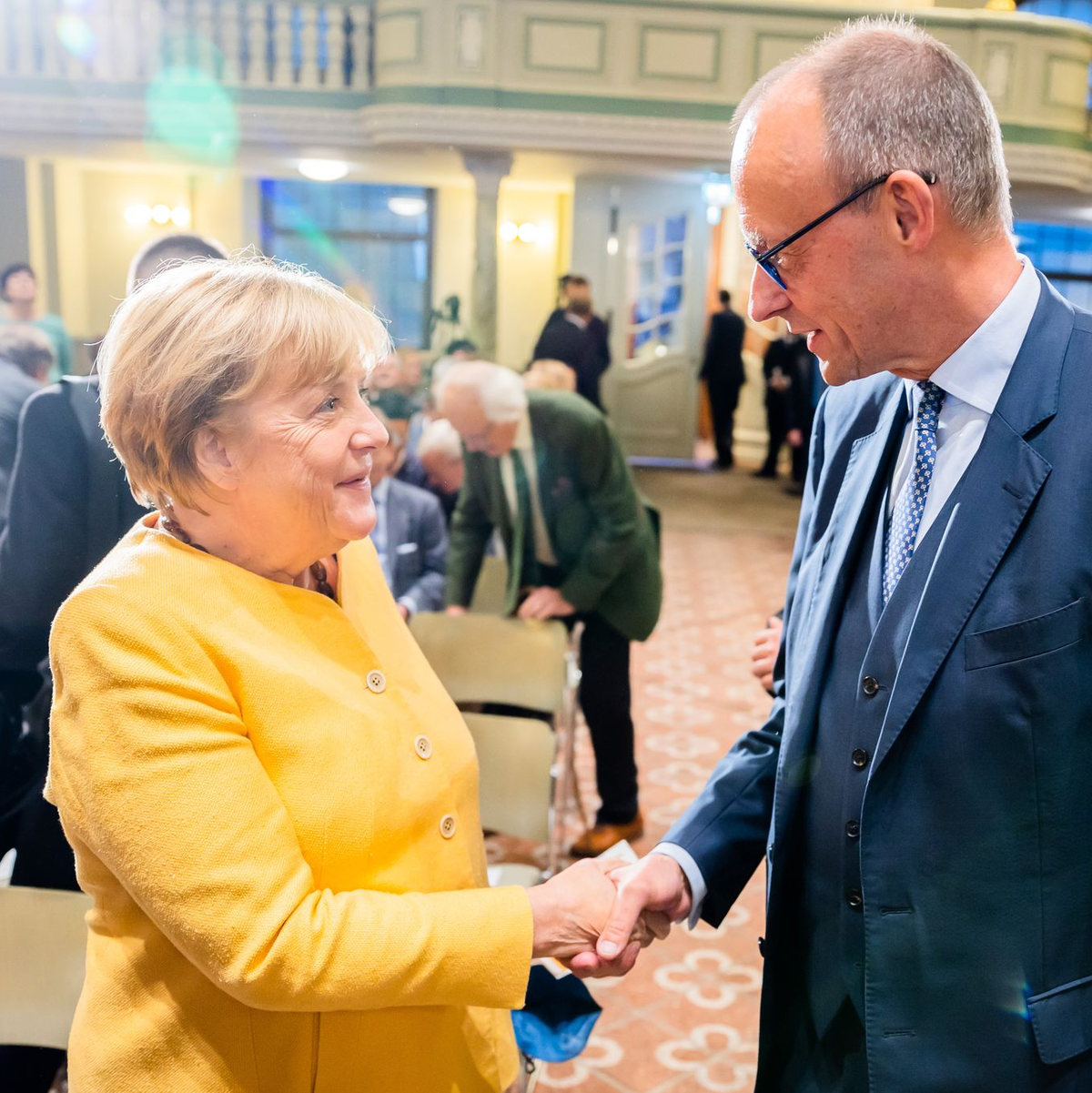 Merkel mit Friedrich Merz. Ihr Verhältnis gilt als schwer belastet. (Archivbild) - Foto: Christoph Soeder/dpa