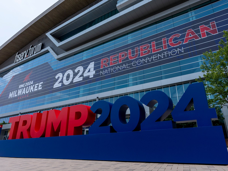 Donald Trump warnt vor Chaos von Linksradikalen und denkt laut darüber nach, das US-Militär gegen «Feinde im Inneren» einzusetzen. (Archivbild) - Foto: Alex Brandon/AP