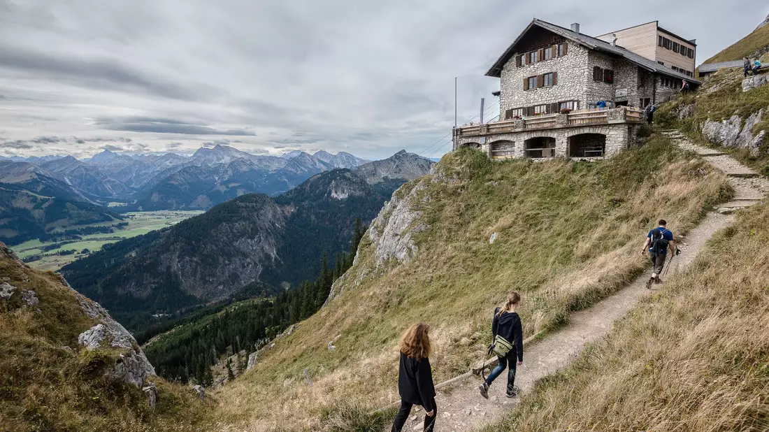 Eine Berghütte bedeutet nicht nur schöne Einkehr, sondern auch sichere Zuflucht. (Archivbild) - Bild: Nicolas Armer/dpa