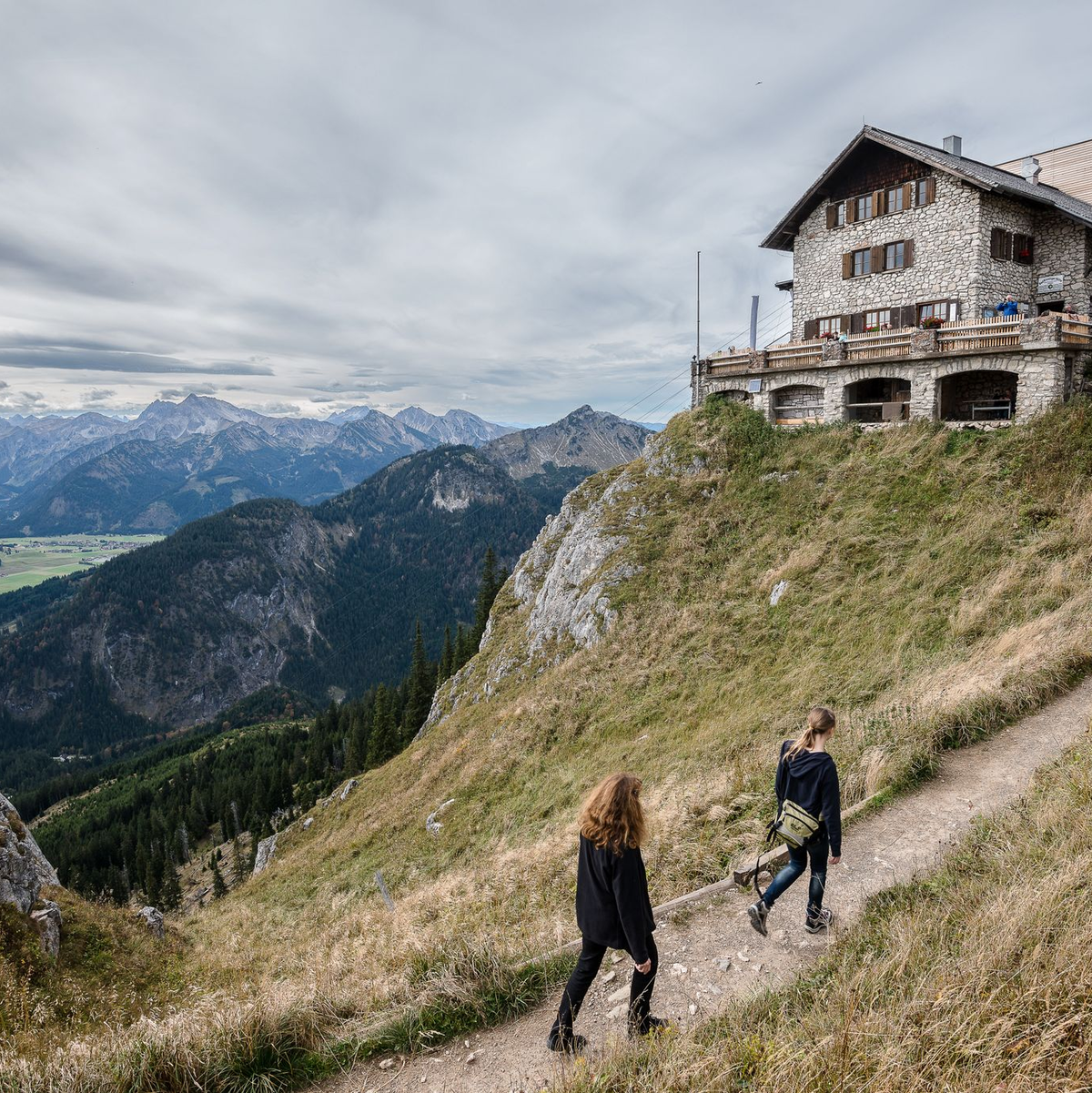 Eine Berghütte bedeutet nicht nur schöne Einkehr, sondern auch sichere Zuflucht. (Archivbild) - Foto: Nicolas Armer/dpa