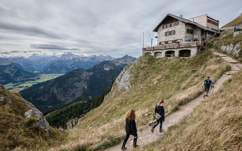 Eine Berghütte bedeutet nicht nur schöne Einkehr, sondern auch sichere Zuflucht. (Archivbild) - Foto: Nicolas Armer/dpa