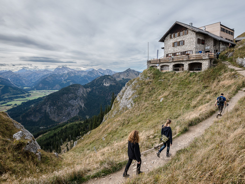 Eine Berghütte bedeutet nicht nur schöne Einkehr, sondern auch sichere Zuflucht. (Archivbild) - Foto: Nicolas Armer/dpa