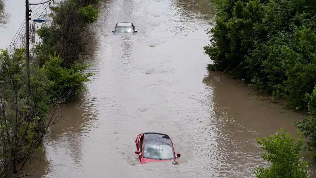 Hochwasser bis zum Dach - 14 Autofahrer müssen gerettet werden - Bild: Arlyn McAdorey/The Canadian Press/AP/dpa