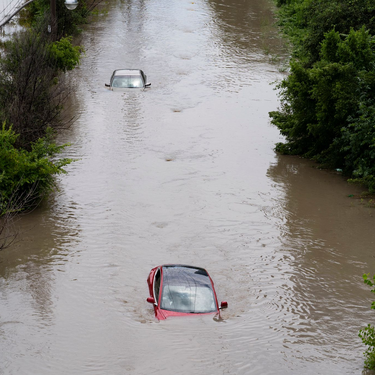 Hochwasser bis zum Dach - 14 Autofahrer müssen gerettet werden - Foto: Arlyn McAdorey/The Canadian Press/AP/dpa
