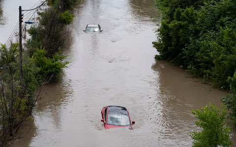 Hochwasser bis zum Dach - 14 Autofahrer müssen gerettet werden - Foto: Arlyn McAdorey/The Canadian Press/AP/dpa
