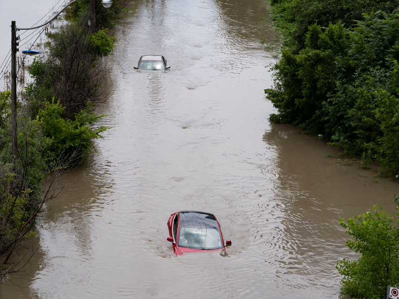 Hochwasser bis zum Dach - 14 Autofahrer müssen gerettet werden - Foto: Arlyn McAdorey/The Canadian Press/AP/dpa