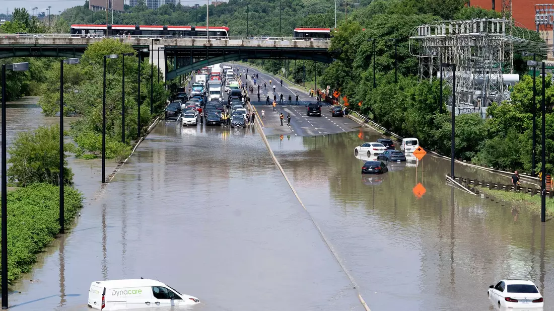 Der plötzliche Regen lässt viele Menschen stranden - Bild: Arlyn McAdorey/The Canadian Press/AP/dpa