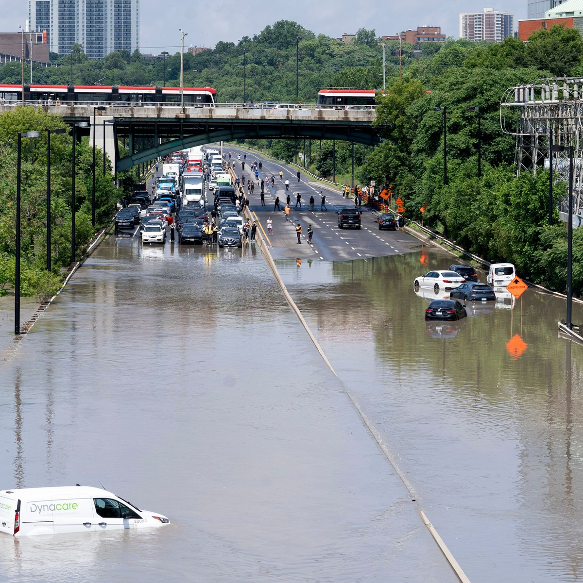 Der plötzliche Regen lässt viele Menschen stranden - Foto: Arlyn McAdorey/The Canadian Press/AP/dpa