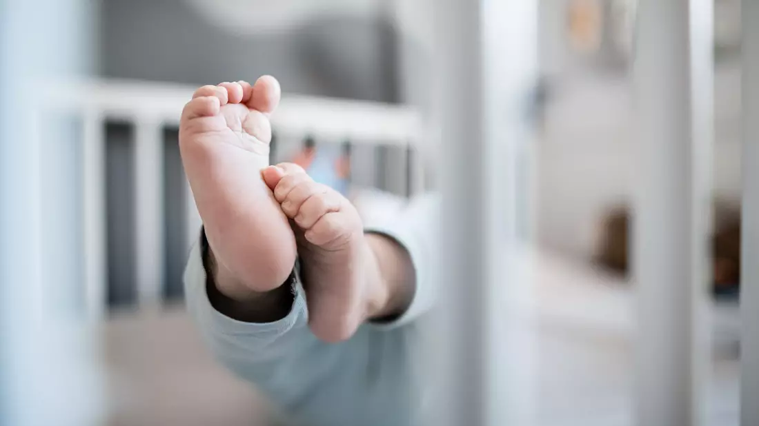 Seit dem 1. Januar 2025 werden Angehörige der Generation Beta geboren - so heißt es zumindest (Foto Archiv).  - Bild: Fabian Strauch/dpa/dpa-tmn