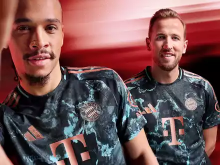 Diese Trikot tragen die Bayern-Stars 2024/2 auswärts. - Foto: -/FC Bayern München/dpa