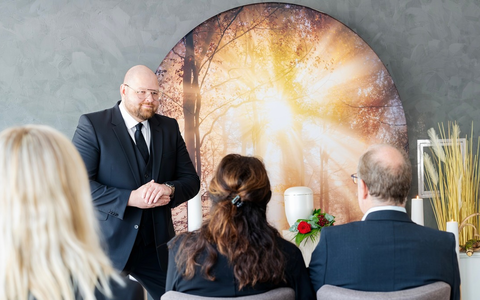 Hilfe im Trauerfall: Wie Maiko Maaz von Wiegmann & Maaz Bestattungen als moderner Bestatter für einen guten Abschied sorgt - Foto: presseportal.de Hilfe im Trauerfall: Wie Maiko Maaz von Wiegmann & Maaz Bestattungen als moderner Bestatter für einen guten Abschied sorgt - Foto: presseportal.de