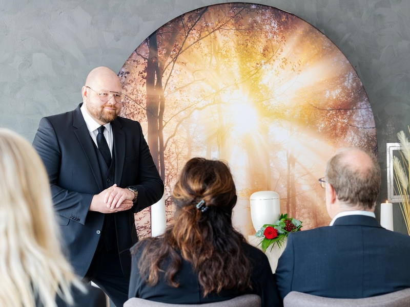 Hilfe im Trauerfall: Wie Maiko Maaz von Wiegmann & Maaz Bestattungen als moderner Bestatter für einen guten Abschied sorgt - Foto: presseportal.de