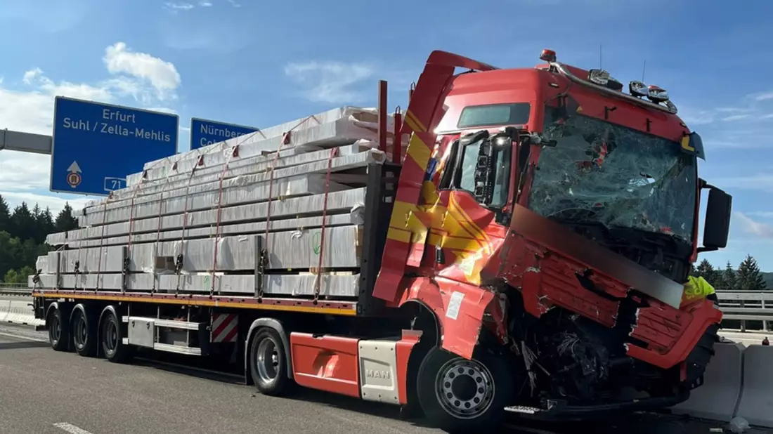 API-TH: Sattelzug fährt ungebremst auf Schilderwagen auf - Bild: presseportal.de