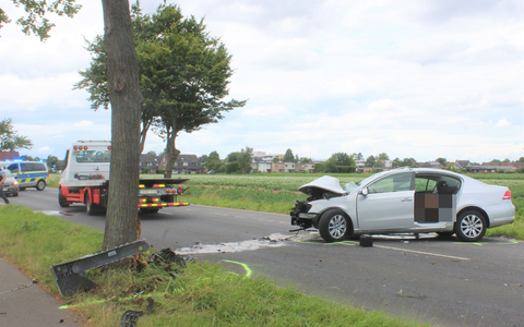 POL-VIE: Pkw fährt gegen Baum - Fahrer wird schwer verletzt - Foto: presseportal.de