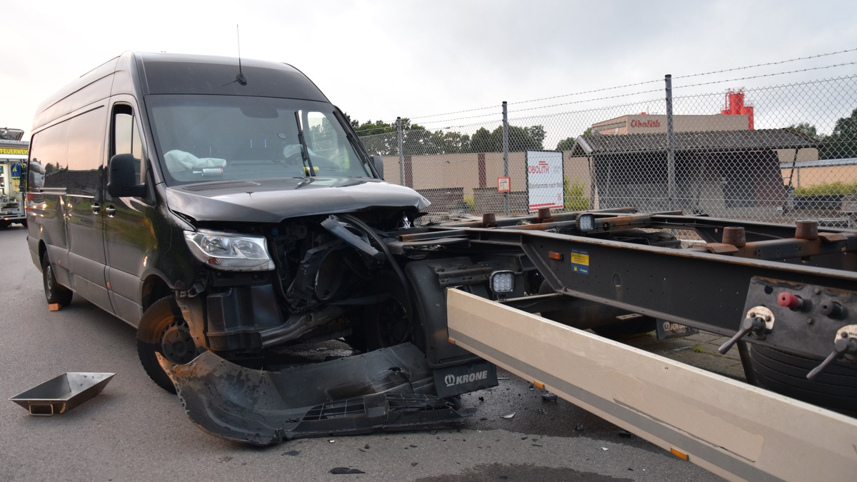 POL-HF: Zusammenstoß mit Anhänger- Ablenkung führt zum Unfall - Foto: presseportal.de