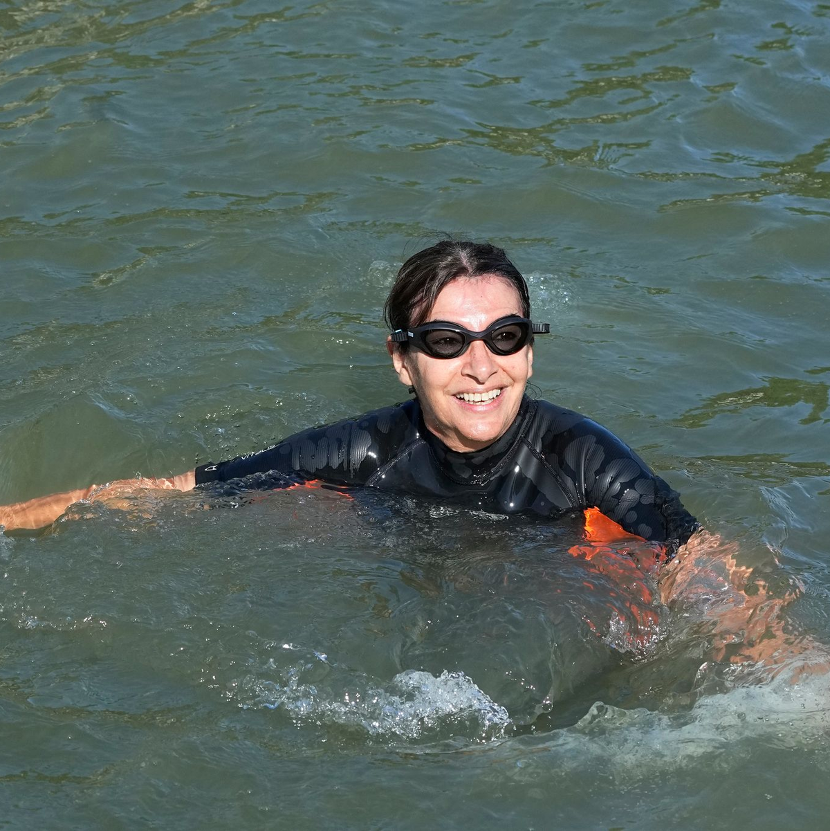 Die Pariser Bürgermeisterin hat getestet, ob die Seine sauber genug zum Schwimmen ist. - Foto: Michel Euler/AP