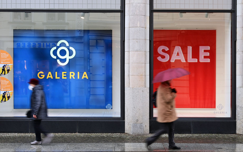 Passanten gehen an einer Filiale von Galeria vorbei. Von ihren Reisebüros hat sich die Warenhauskette nun getrennt. (Archivbild) - Foto: Soeren Stache/dpa-Zentralbild/dpa