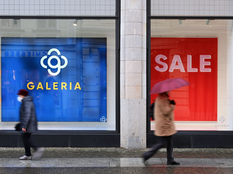 Passanten gehen an einer Filiale von Galeria vorbei. Von ihren Reisebüros hat sich die Warenhauskette nun getrennt. (Archivbild) - Foto: Soeren Stache/dpa-Zentralbild/dpa