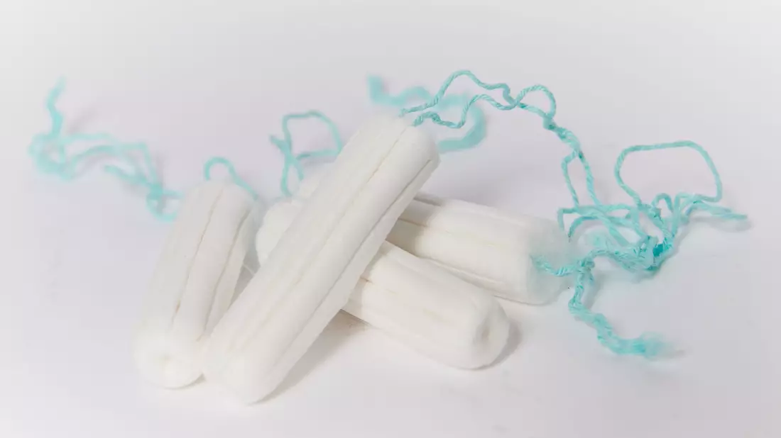 Wie in vielen Gegenständen und Lebensmitteln lassen sich in Tampons winzige Mengen an Schwermetallen nachweisen. (Archivbild) - Bild: Annette Riedl/dpa