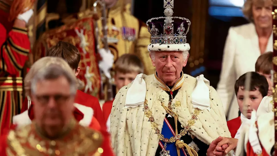 Begleitet wird er von seiner Frau Königin Camilla. - Bild: Hannah Mckay/PA Wire/dpa