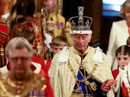 Begleitet wird er von seiner Frau Königin Camilla. - Foto: Hannah Mckay/PA Wire/dpa