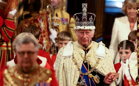 Begleitet wird er von seiner Frau Königin Camilla. - Foto: Hannah Mckay/PA Wire/dpa