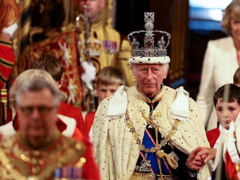 Begleitet wird er von seiner Frau Königin Camilla. - Foto: Hannah Mckay/PA Wire/dpa