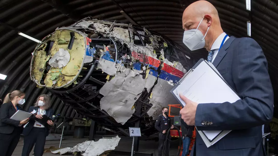 In den Niederlanden rekonstruiertes Wrack der MH17 (Archivbild) - Bild: Peter Dejong/AP Pool/dpa
