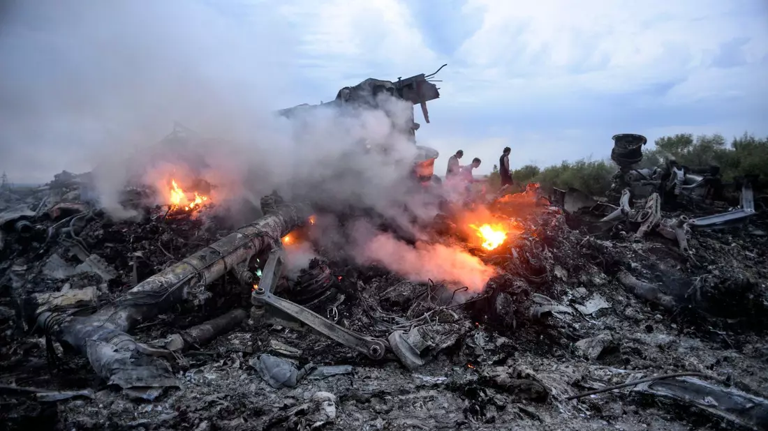 Brennende Trümmerteile der abgeschossenen Boeing 777 (Archivbild) - Bild: Alyona Zykina/epa/dpa