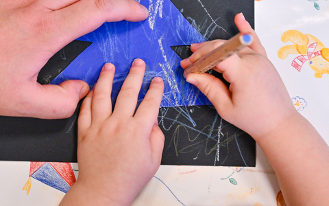 Das Kindergeld soll sowohl 2025 als auch 2026 steigen. - Foto: Patrick Pleul/dpa