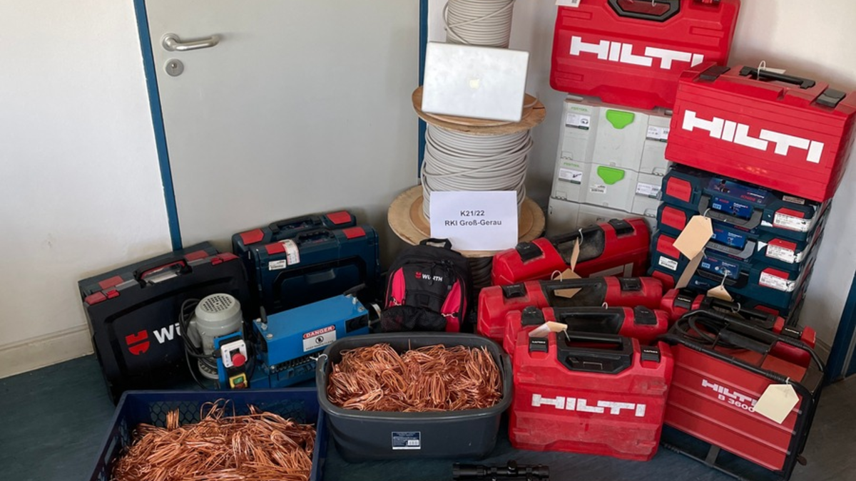 POL-DA: Crumstadt: Durchsuchung einer Lagerhalle / Sicherstellung von Diebesgut, Betäubungsmitteln und Luftdruckwaffen - Foto: presseportal.de