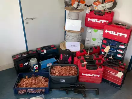 POL-DA: Crumstadt: Durchsuchung einer Lagerhalle / Sicherstellung von Diebesgut, Betäubungsmitteln und Luftdruckwaffen - Foto: presseportal.de