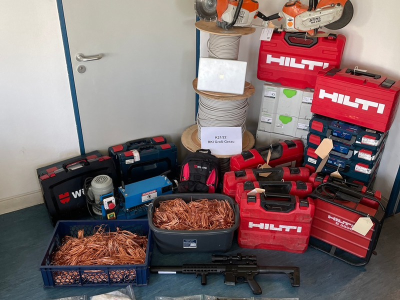 POL-DA: Crumstadt: Durchsuchung einer Lagerhalle / Sicherstellung von Diebesgut, Betäubungsmitteln und Luftdruckwaffen - Foto: presseportal.de