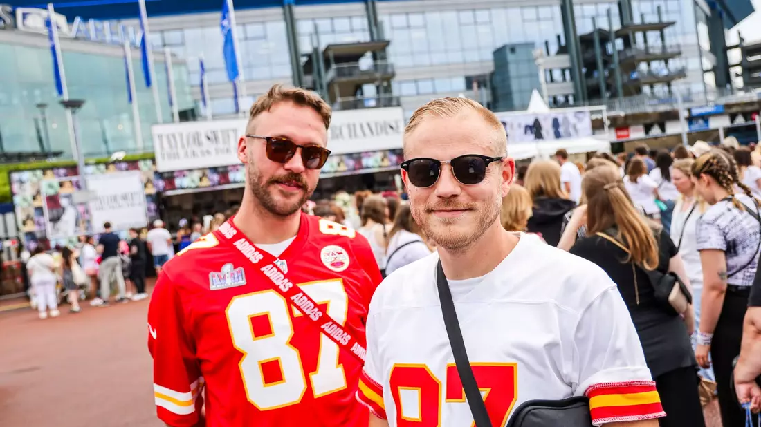 60.000 Fans kamen zum ersten Deutschlandkonzert von Taylor Swift in Gelsenkirchen. - Bild: Christoph Reichwein/dpa
