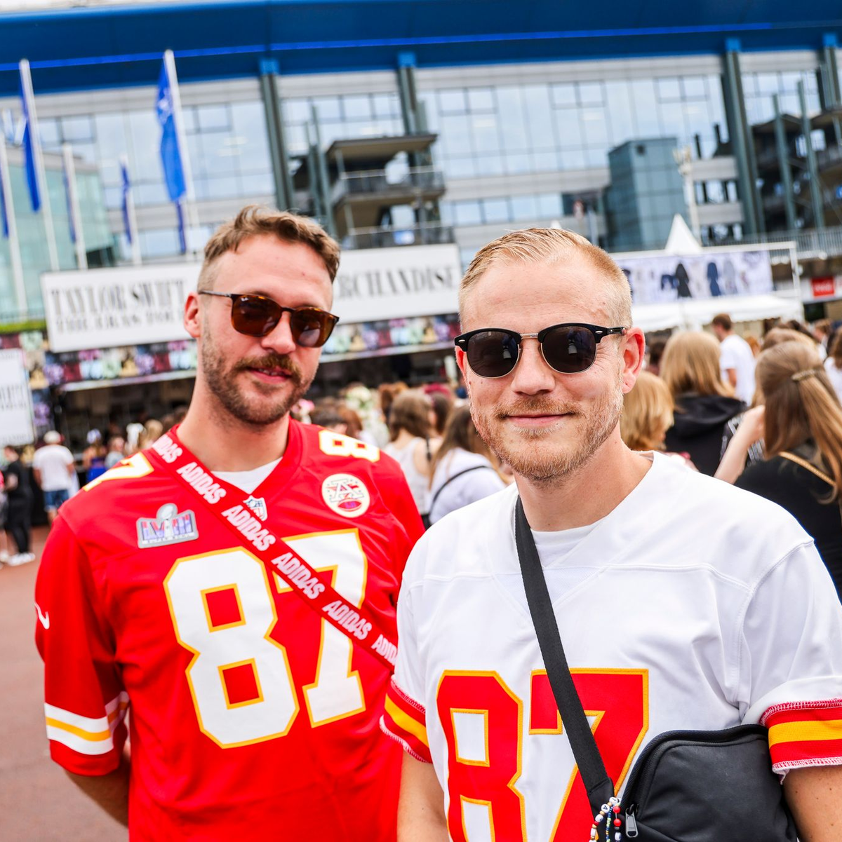 60.000 Fans kamen zum ersten Deutschlandkonzert von Taylor Swift in Gelsenkirchen. - Foto: Christoph Reichwein/dpa
