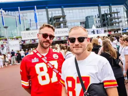 60.000 Fans kamen zum ersten Deutschlandkonzert von Taylor Swift in Gelsenkirchen. - Foto: Christoph Reichwein/dpa