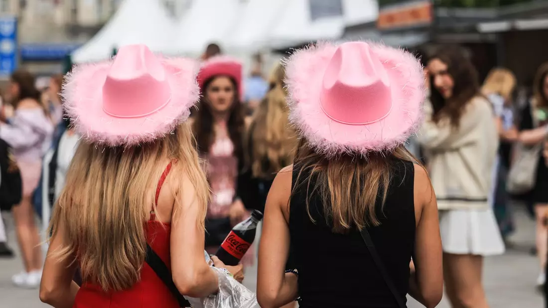 Auch bunte Cowboyhüte finden sich auf den Köpfen zahlreicher Swift-Fans. - Bild: Oliver Berg/dpa