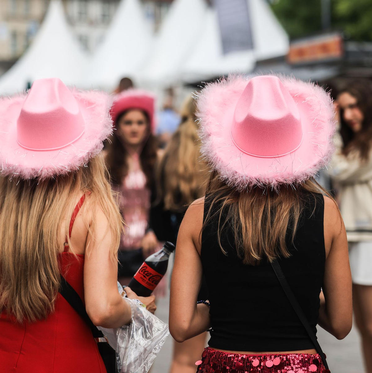 Auch bunte Cowboyhüte finden sich auf den Köpfen zahlreicher Swift-Fans. - Foto: Oliver Berg/dpa