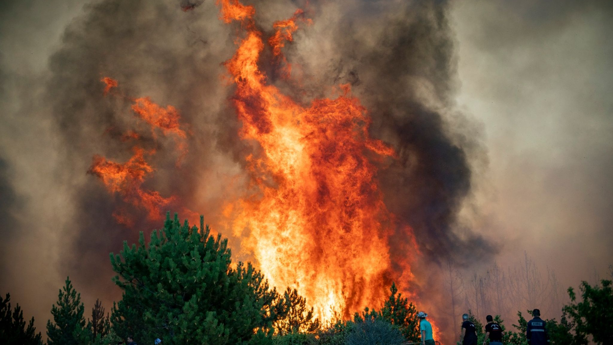 Wie oft im Sommer bei Extremhitze wüten wieder Waldbrände in Nordmazedonien. (Archivbild) - Foto: -/NÖLFK/dpa