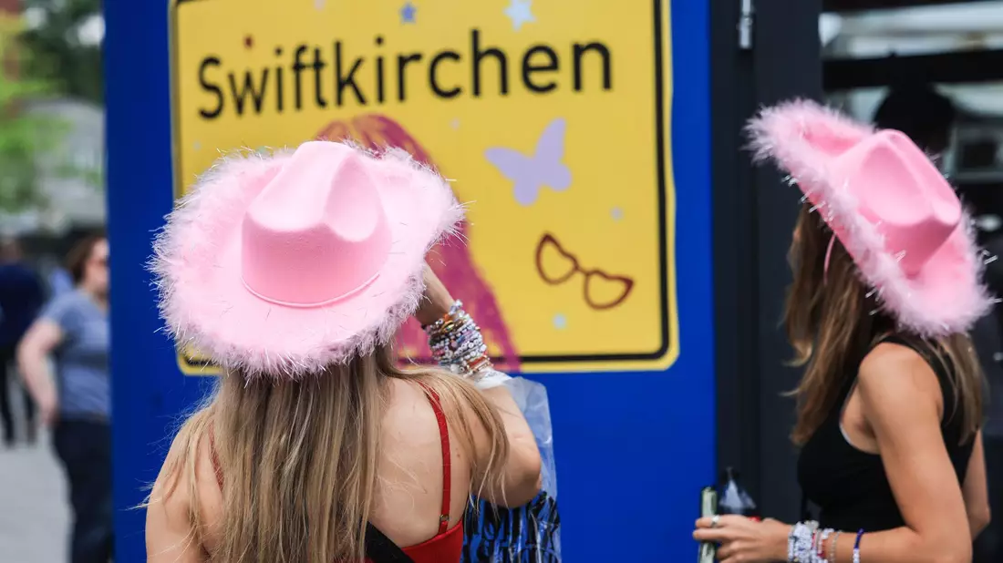 Vor dem Stadion in Gelsenkirchen konnten sich Fans mit Shirts, Pullovern oder Taschen von Swift eindecken. - Bild: Oliver Berg/dpa
