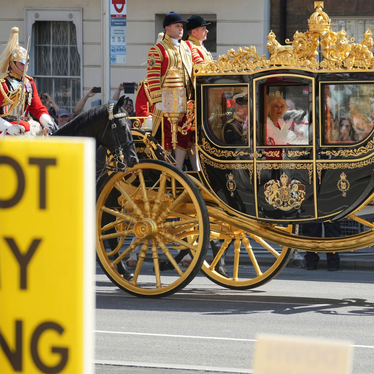 Vor dem Parlament demonstrierten Gegner der Monarchie. - Foto: Kin Cheung/AP/dpa
