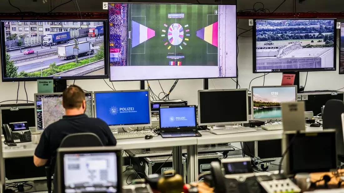 Luftraumüberwachung in Uedem: Zur Fußball-EM war am deutschen Himmel viel los. - Bild: Christoph Reichwein/dpa