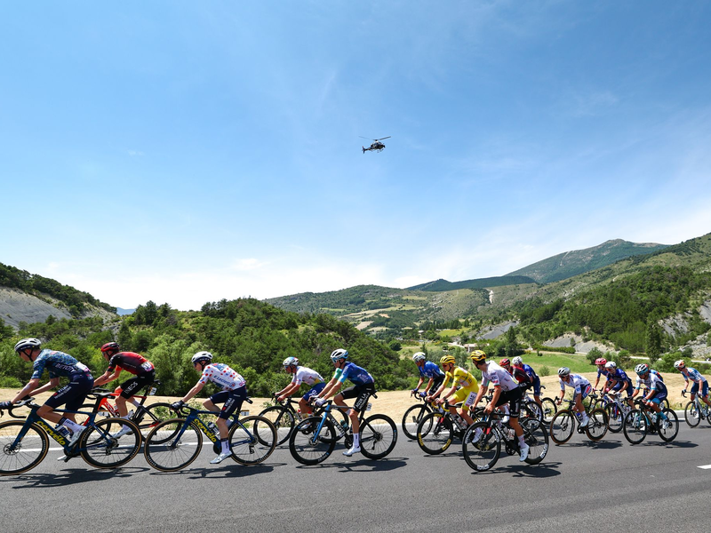 Die 17. Etappe gewinnt Richard Carapaz. - Foto: David Pintens/Belga/dpa